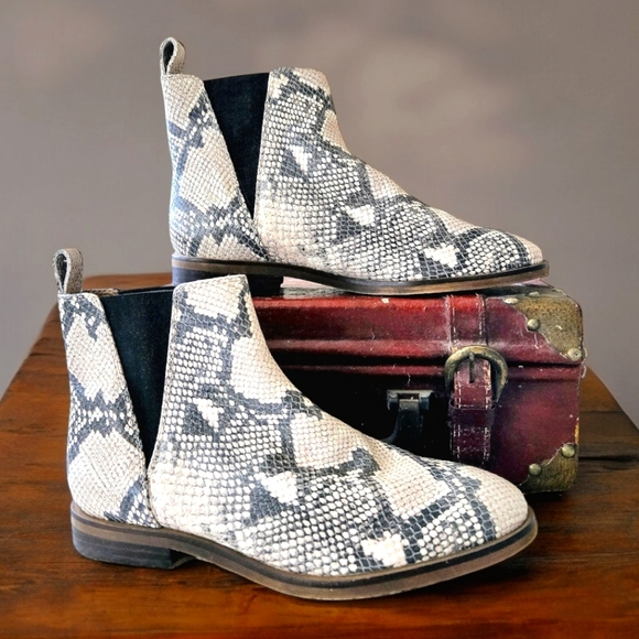 Lucky Brand Ankle Boots Brazilian Leather Snakeskin Pattern 8M Cowgirl Booties - Picture 2 of 11